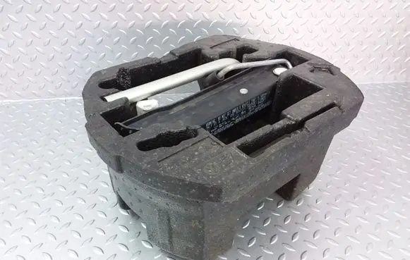 Volkswagen Jetta VI Tool set 5C0012115J