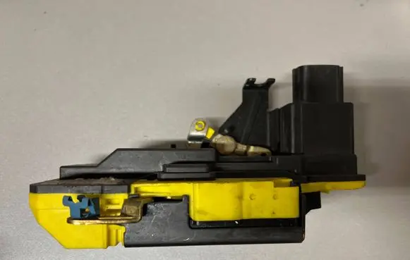 Volvo XC90 Front door lock 8650555