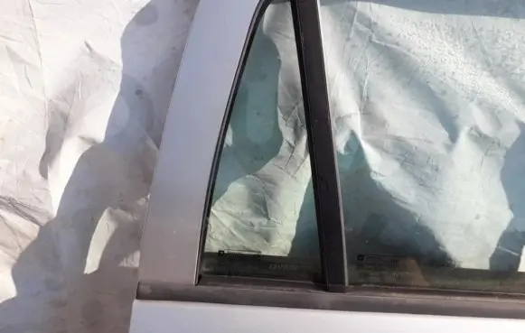 Opel Astra G Rear vent window glass 