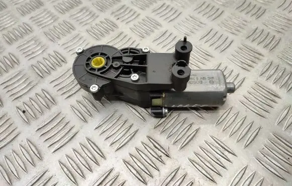 Mercedes-Benz E W212 Seat adjustment motor 0390203323 P10725601