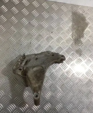 Engine mounting bracket