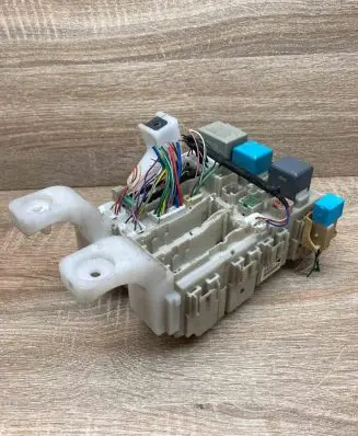 Toyota Prius (XW20) Fuse module 8273047290 63696H18