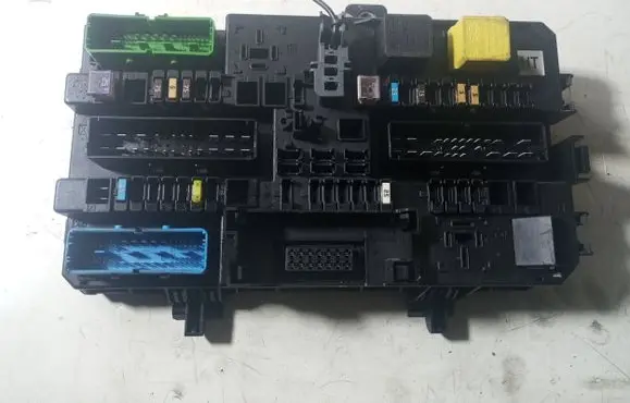 Opel Zafira B Fuse module 13222173 5DK00866933