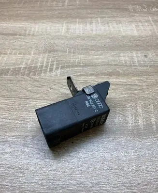 Volkswagen PASSAT B5 Glow plug pre-heat relay 038907281C 0281003027