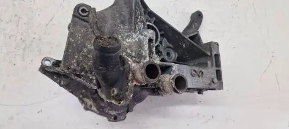 Volkswagen PASSAT B5 Engine mounting bracket 028903143AF