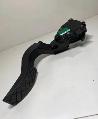 Accelerator throttle pedal