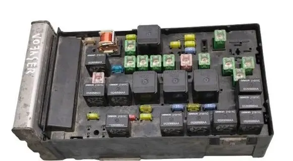 Chrysler Grand Voyager IV Fuse module 05144580AB T039401044 64469H