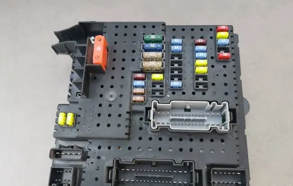 Volvo V70 Fuse module 12217799 8676391 04W264