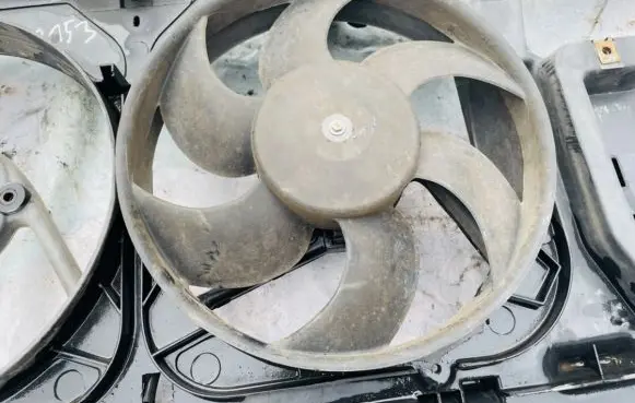 Peugeot 405 Radiator cooling fan shroud