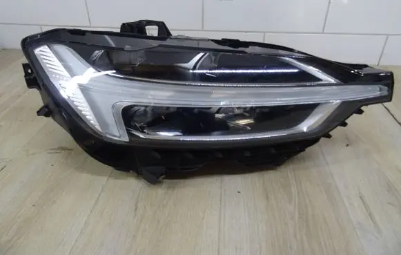 Volvo XC60 Headlight/headlamp 32133545