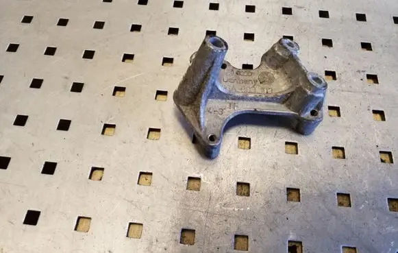Volkswagen Touran I Engine mounting bracket 06A903103