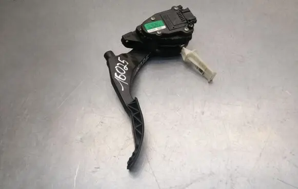 Volkswagen Golf IV Accelerator throttle pedal 1J1721503 00802601