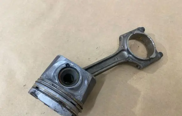 Volvo V40 Piston with connecting rod