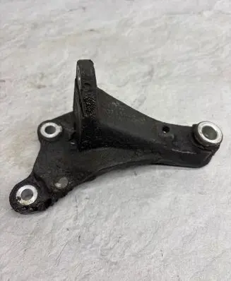 Volvo XC90 Engine mounting bracket 30711584