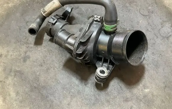 Renault Trafic III (X82) Air intake duct part 165761844R 22274