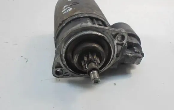 Volkswagen Golf I Starter motor 068911023E