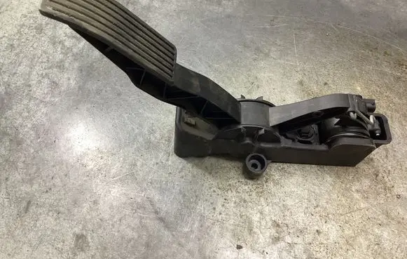 Mercedes-Benz A W169 Accelerator throttle pedal A1693000104 090908 000518