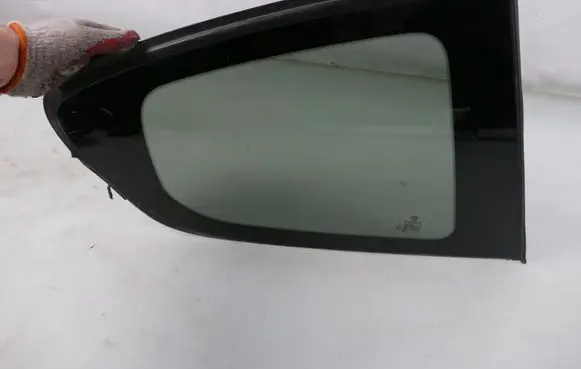 Peugeot 208 Rear side window