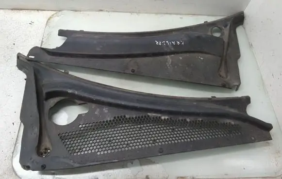 Chrysler PT Cruiser Wiper trim 05027430A