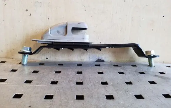 Suzuki Grand Vitara II Seat belt adjustment rail 