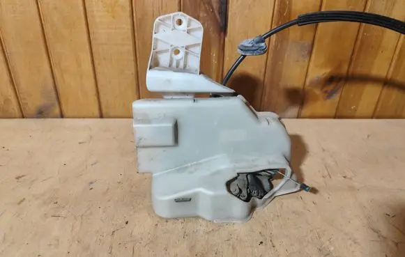 Volkswagen Touran I Rear door lock 1T0839349