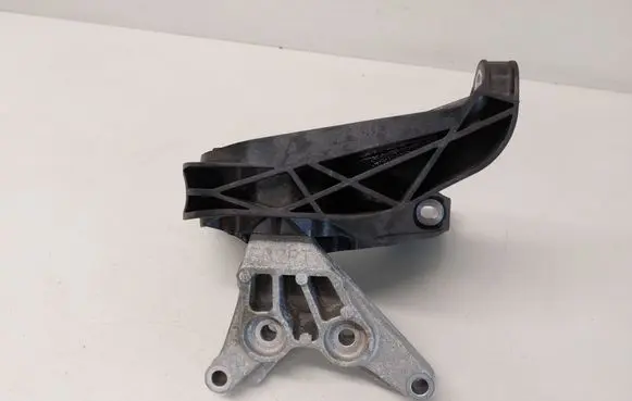 Engine mount bracket