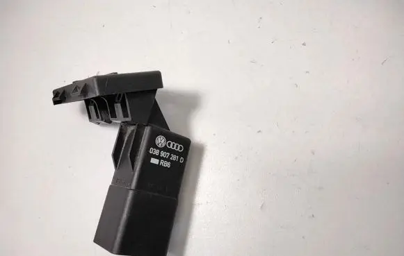 Volkswagen PASSAT B6 Glow plug pre-heat relay 0281003038