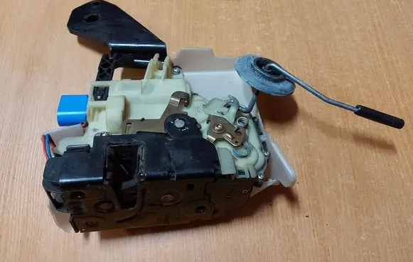 Volkswagen Transporter - Caravelle T5 Front door lock 7H0837868