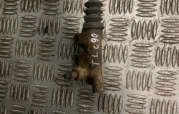 Toyota Land Cruiser (HDJ90) Clutch slave cylinder 