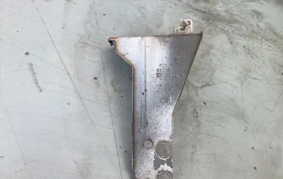 Nissan X-Trail T30 Headlight/headlamp mounting bracket 62216r