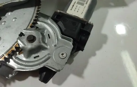 Nissan Note (E11) Rear door window regulator motor 400928A