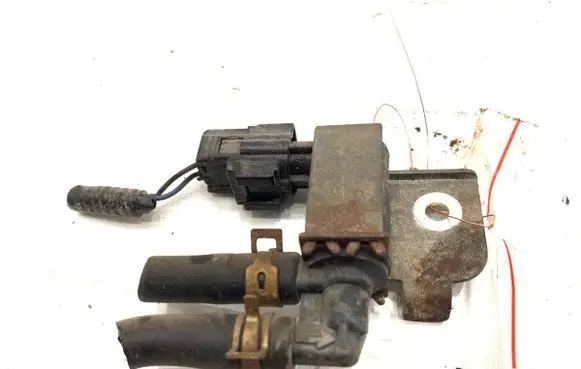 Suzuki Swift II Fuel pressure regulator 73K0