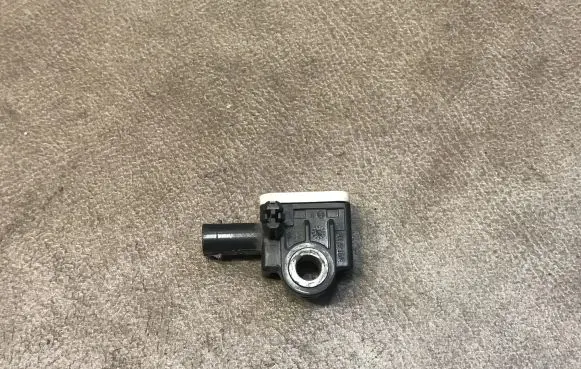 Mercedes-Benz GL X166 Airbag deployment crash/impact sensor A1668210151