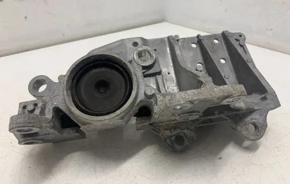 Nissan Qashqai Engine mount bracket