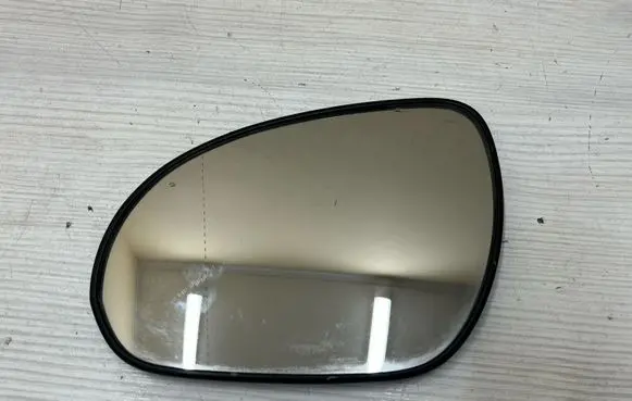 Toyota Yaris Wing mirror glass 876112L200