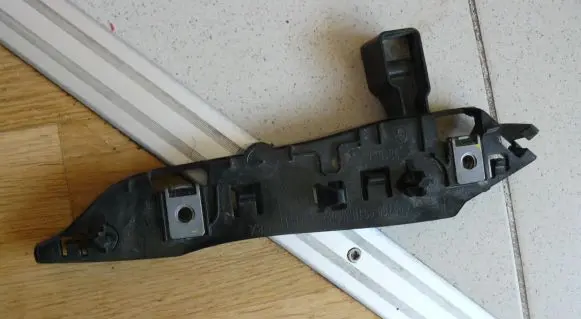 Peugeot 3008 II Front bumper mounting bracket 9810975480 1617975980