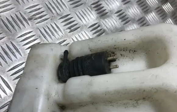 Mercedes-Benz E W124 Windscreen/windshield washer pump 2020690030