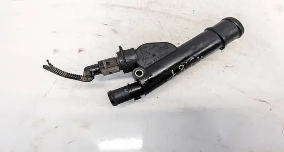 Volkswagen PASSAT B6 Engine coolant pipe/hose 038121132G