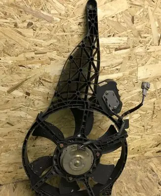 Nissan Navara D40 Radiator cooling fan shroud