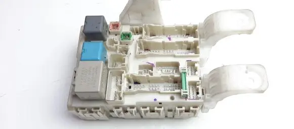Toyota Prius (XW20) Fuse module 8273047290 M6279