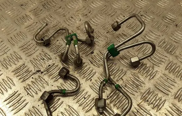 Nissan Note (E11) Fuel injector supply line/pipe 