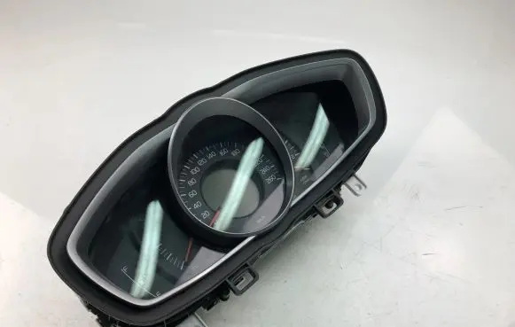 Volvo V40 Speedometer (instrument cluster) 31453102
