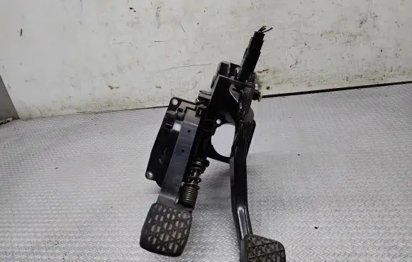 Mercedes-Benz B W245 Pedal assembly A1692900901