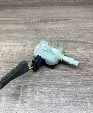 Volvo V70 Central locking motor 8066271