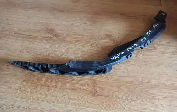 Skoda Octavia Mk2 (1Z) Front bumper mounting bracket 1Z0807184C