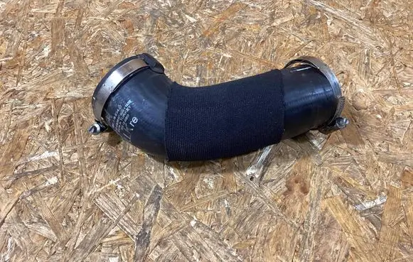 Porsche Macan (95B) Intercooler pipe mounting bracket 95b145834d
