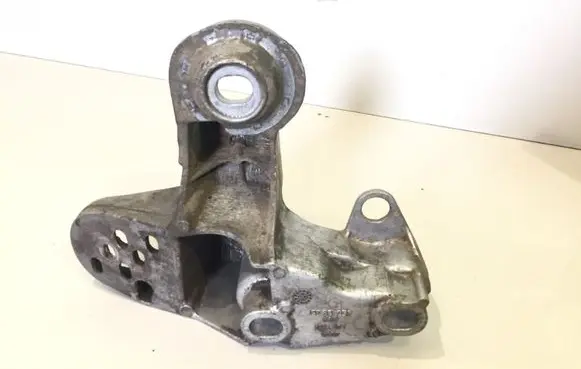 Audi A4 S4 B6 8E 8H Engine mounting bracket 8E0199351