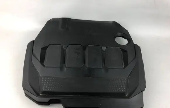 Volkswagen Tiguan Engine cover (trim) 05L103925E