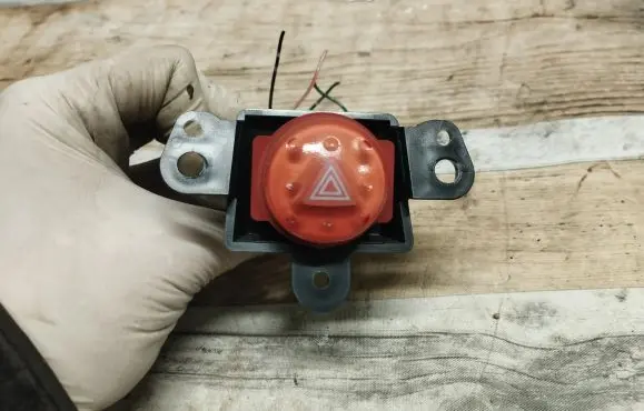 Nissan Almera Tino Hazard light switch 06016