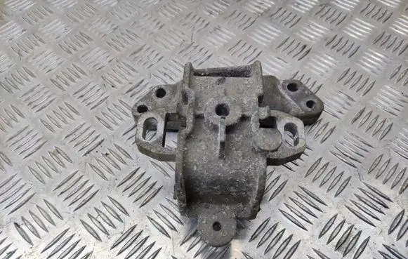 Peugeot 508 Engine mount bracket